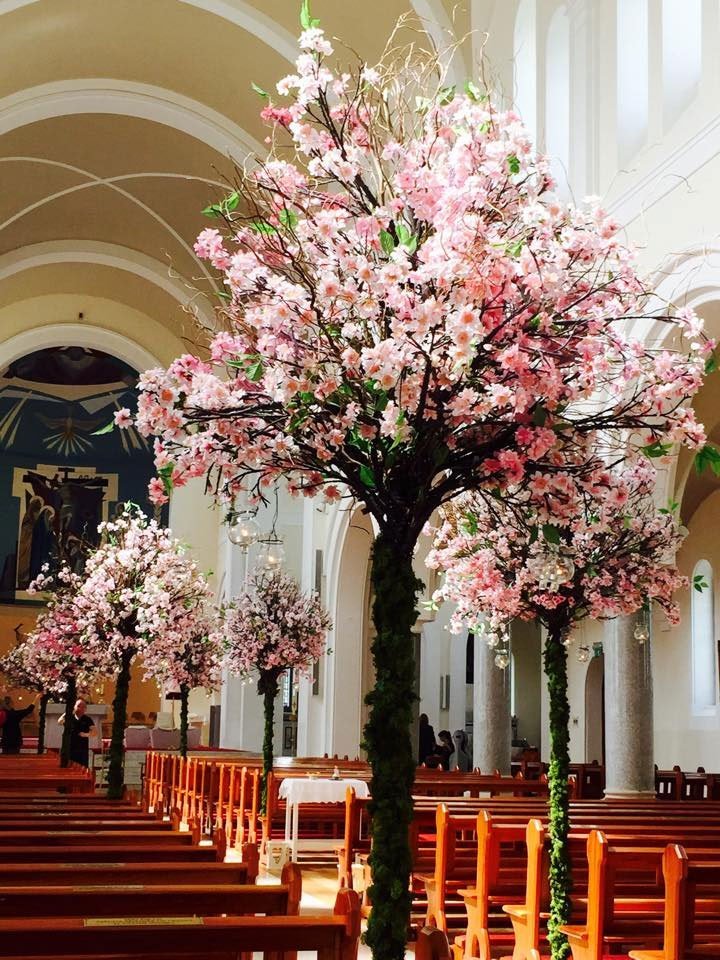 decor allée ceremonie mariage romantique enorme arbre fleurs de cerisier